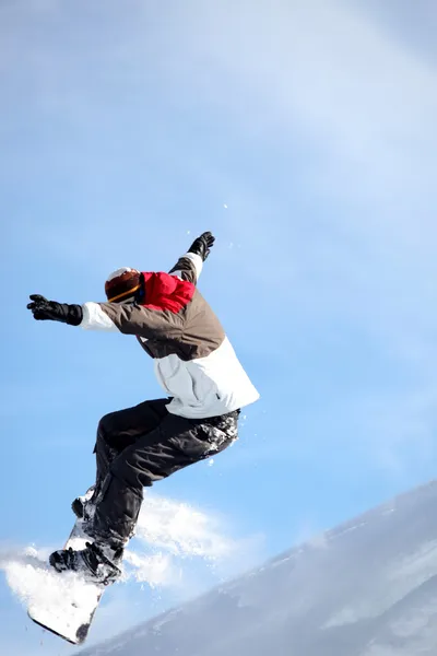 Homem pulando com snowboard — Fotografia de Stock