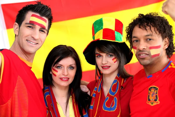 Grupp av fotbollsfans som stöder det spanska laget — Stockfoto