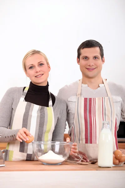A konyhában sütő pár — Stock Fotó