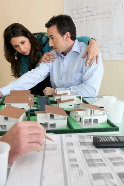 Real-estate promoter and couple — Stock Photo, Image