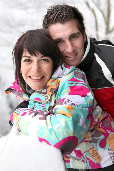 スキーのカップル — ストック写真