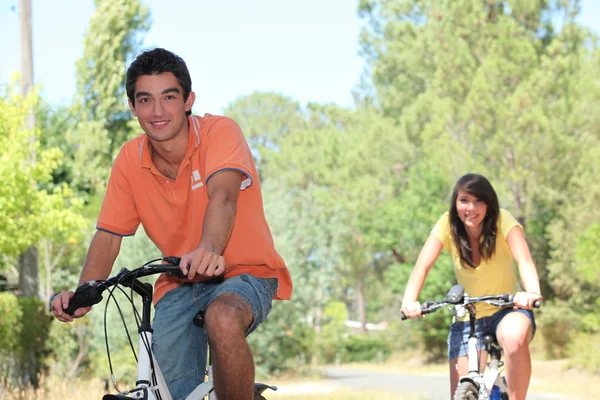 Couple cycling in the countryside — Stock Photo, Image