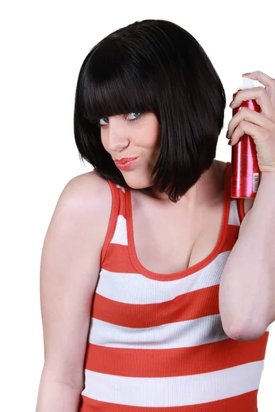 Kobieta za pomocą lakier do włosów — Zdjęcie stockowe