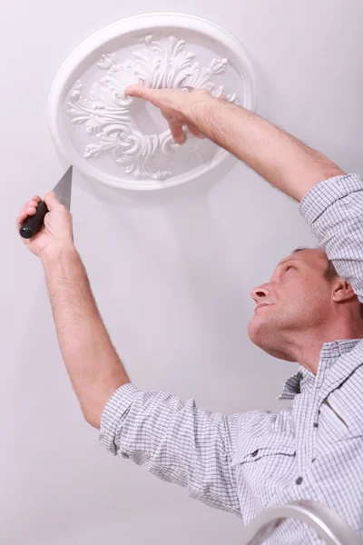 Muž uvedení lištu na strop — Stock fotografie