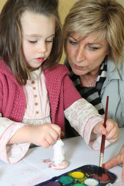 Мать и дочь рисуют фигурку — стоковое фото