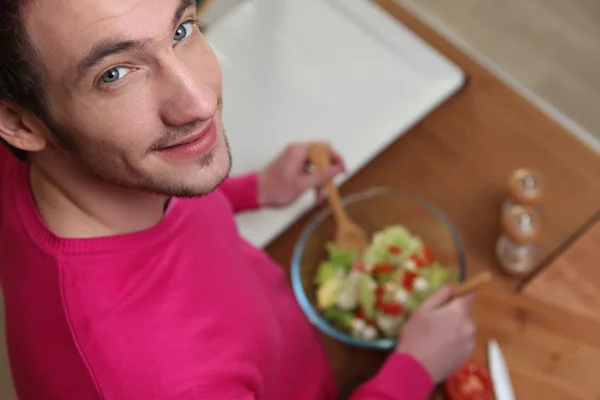 Adam sağlıklı salata hazırlık — Stok fotoğraf