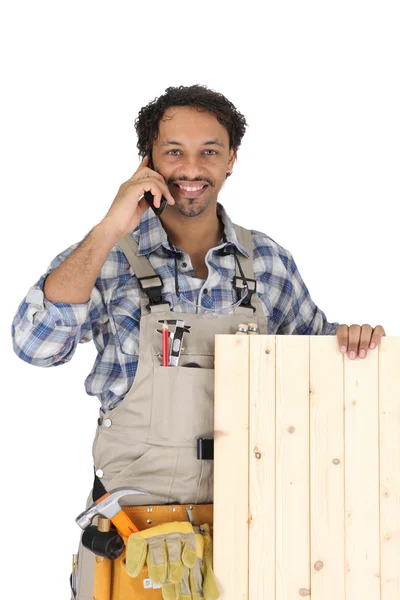 Hareket eden telefon ile ayakta woodworker — Stok fotoğraf