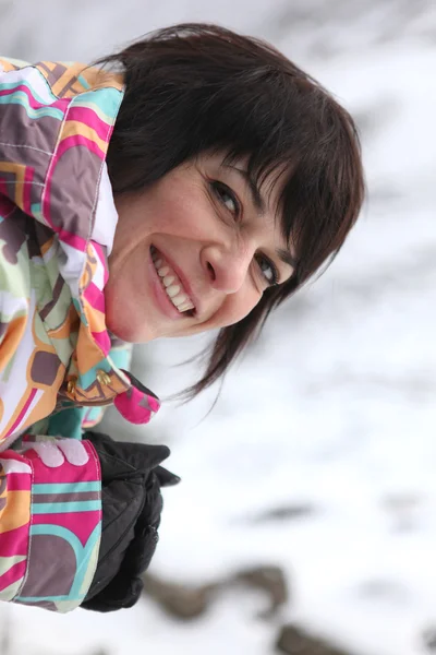 Mulher sorridente na neve — Fotografia de Stock