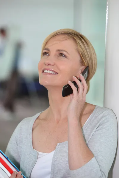 Щаслива жінка говорить на мобільному телефоні — стокове фото