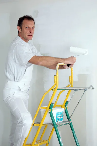 Dekoratör målning ett rum vit — Stockfoto