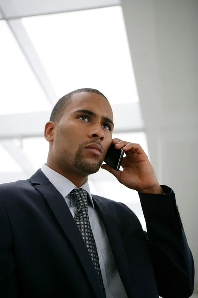 African businessman calling his boss — Stock Photo, Image