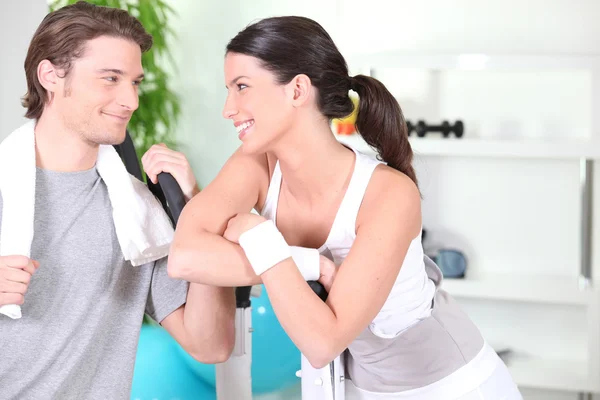 Couple in the gym — Stock Photo, Image