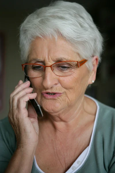 Ηλικιωμένης λήψης τηλεφωνικής κλήσης — Φωτογραφία Αρχείου
