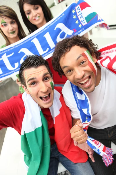 Groep van Italiaanse voetbalsupporters — Stockfoto