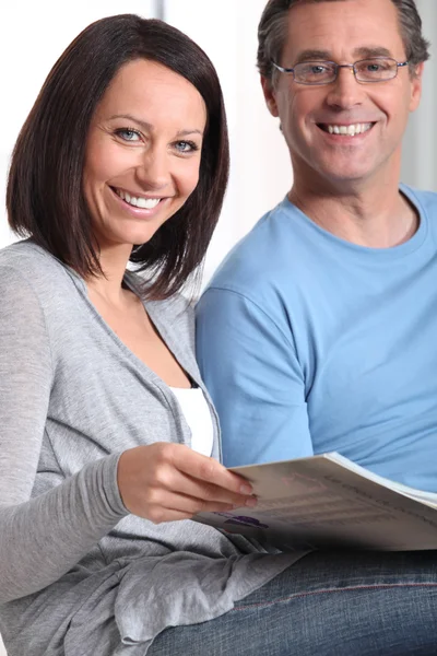 Paret tittar på ett fotoalbum — Stockfoto