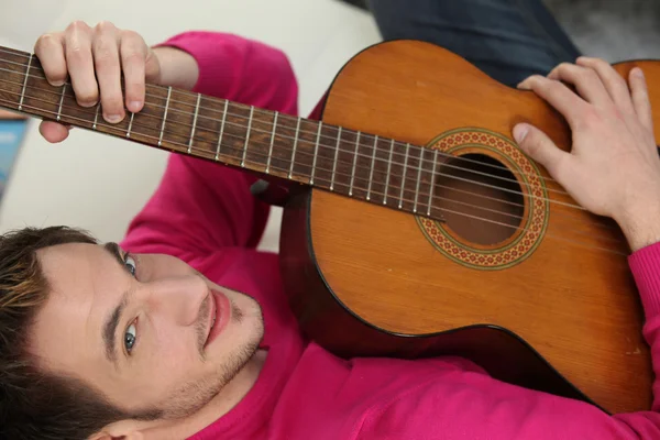 Muž hrající na akustickou kytaru — Stock fotografie