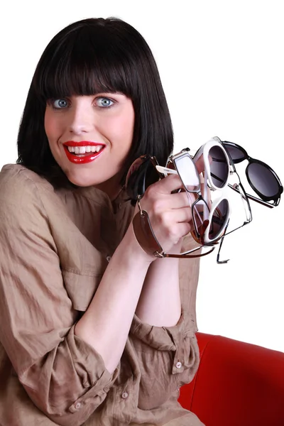 Donna con diverse paia di occhiali da sole — Foto Stock
