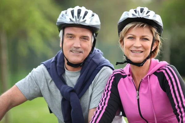Idősebb pár egy bicikli sisak — Stock Fotó