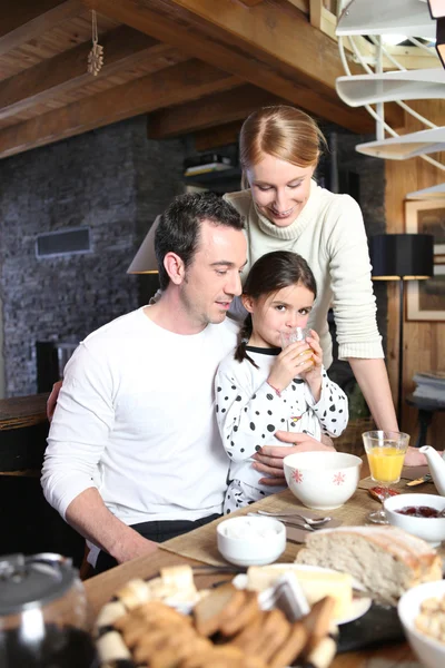 Jovem família tomando café da manhã juntos — Fotografia de Stock