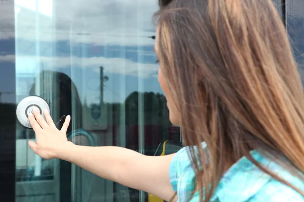 Kadınlar tramvay kapı açma — Stok fotoğraf