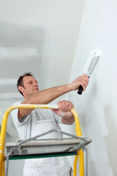 Uomo ridecorare la sua casa — Foto Stock