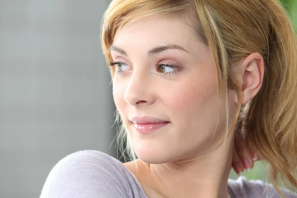 Mujer rubia mirando hacia los lados — Foto de Stock