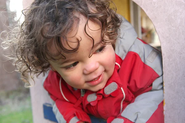 Pequeño niño jugando en playhouse — Foto de Stock