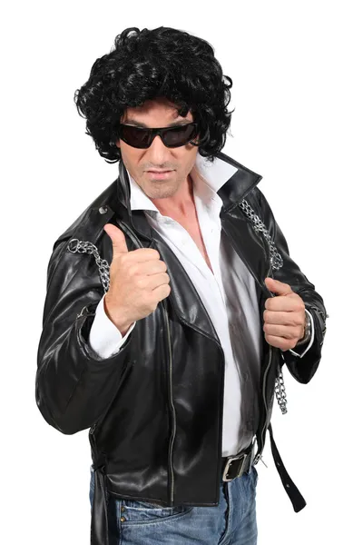 Rocker irónico en una peluca y una chaqueta de cuero —  Fotos de Stock