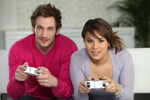 Genç bilgisayar oyunları oynarken — Stok fotoğraf