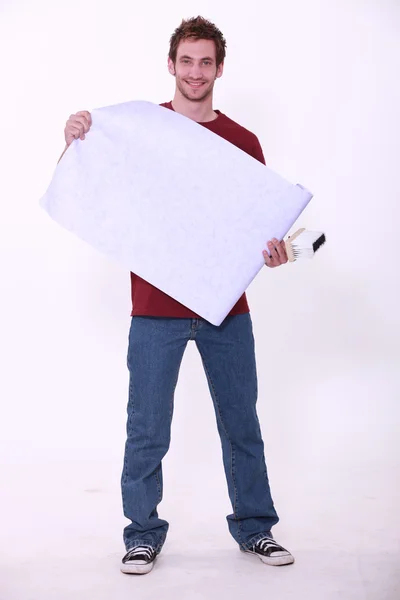 Handyman com papel de parede e cola escova — Fotografia de Stock