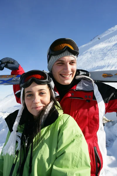 站在山与滑雪板上的情侣 — 图库照片
