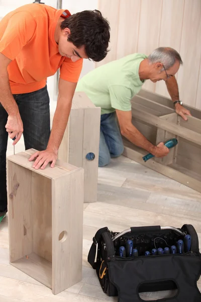 Dziadek i wnuczek, montaż mebli — Zdjęcie stockowe
