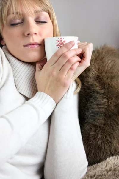 Woman drinking hot mug of coffee — Stock Photo, Image