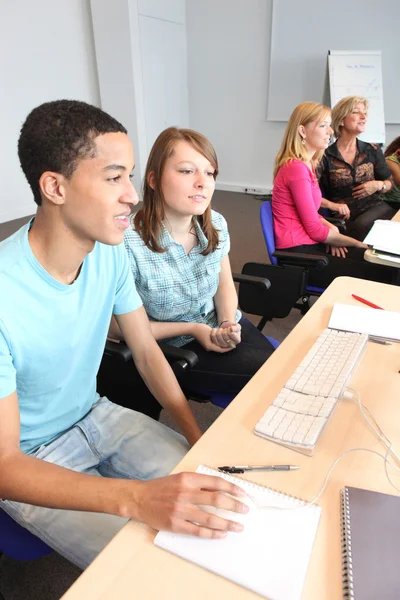 Teens in computer class — Stock Photo, Image