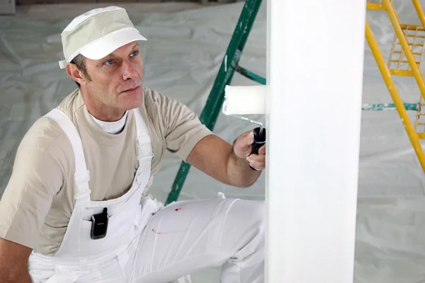 Decorateur wit schilderen van een kamer — Stockfoto