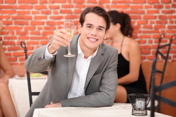 Чоловічий тост зі склянкою — стокове фото