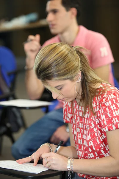 Estudante fazendo exame — Fotografia de Stock