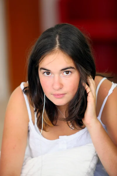 Nastolatka ze słuchawkami — Zdjęcie stockowe