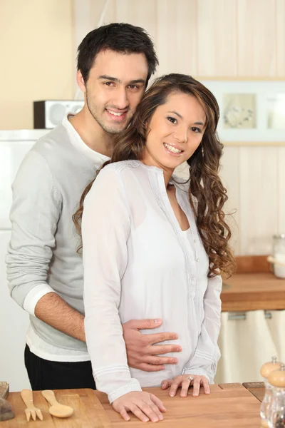 Para przytulająca się w kuchni — Zdjęcie stockowe