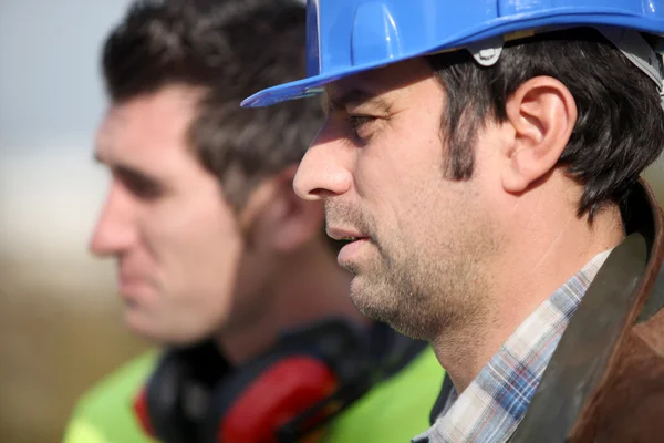 Foreman chatting to colleague — Stock Photo, Image