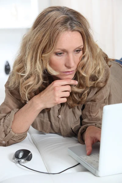 Kobieta koncentruje się na komputerze — Zdjęcie stockowe