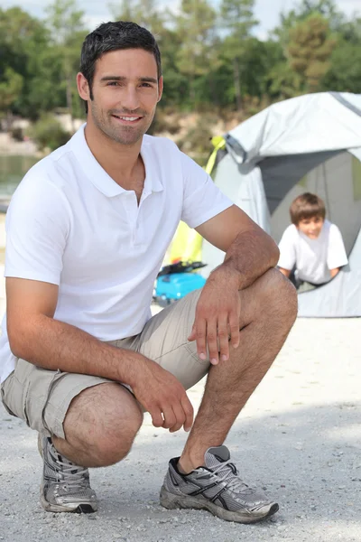 Pai e filho acampar — Fotografia de Stock