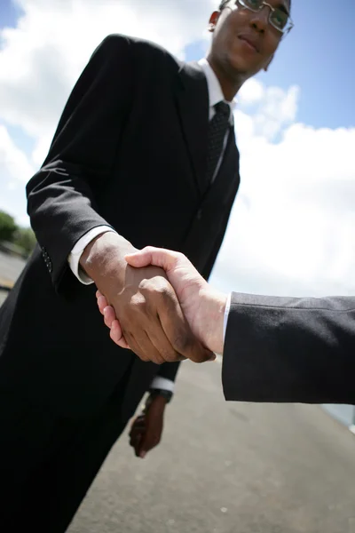 Zakenmensen schudden elkaar de hand — Stockfoto