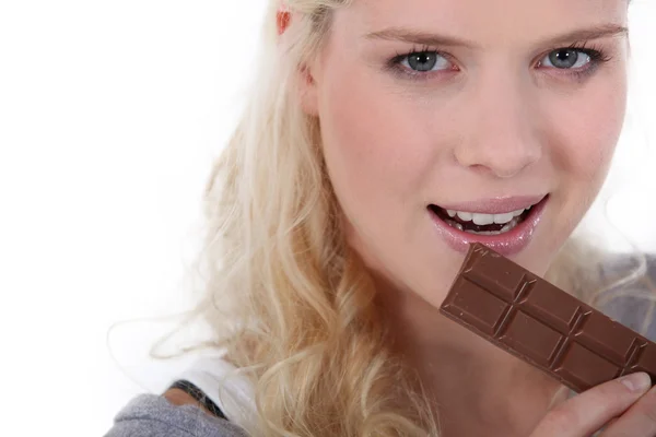 Flickan äta choklad — Stockfoto
