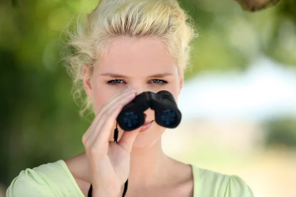 Mulher com binóculos observando a natureza — Fotografia de Stock