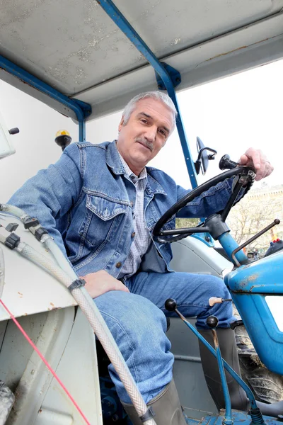 Muž sedící v traktoru — Stock fotografie
