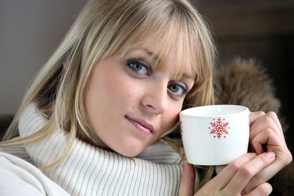 Frau chillt mit Kaffee auf Sofa — Stockfoto