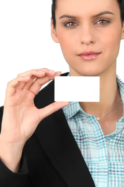 Έξυπνη γυναίκα που κρατά μια κενή επαγγελματική κάρτα — Φωτογραφία Αρχείου