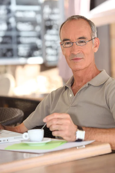 Homem aposentado bebendo café — Fotografia de Stock