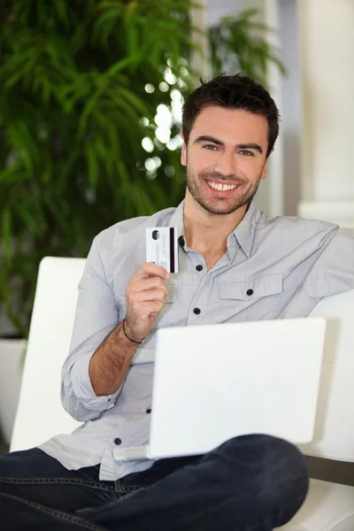 Человек, использующий кредитную карту онлайн — стоковое фото